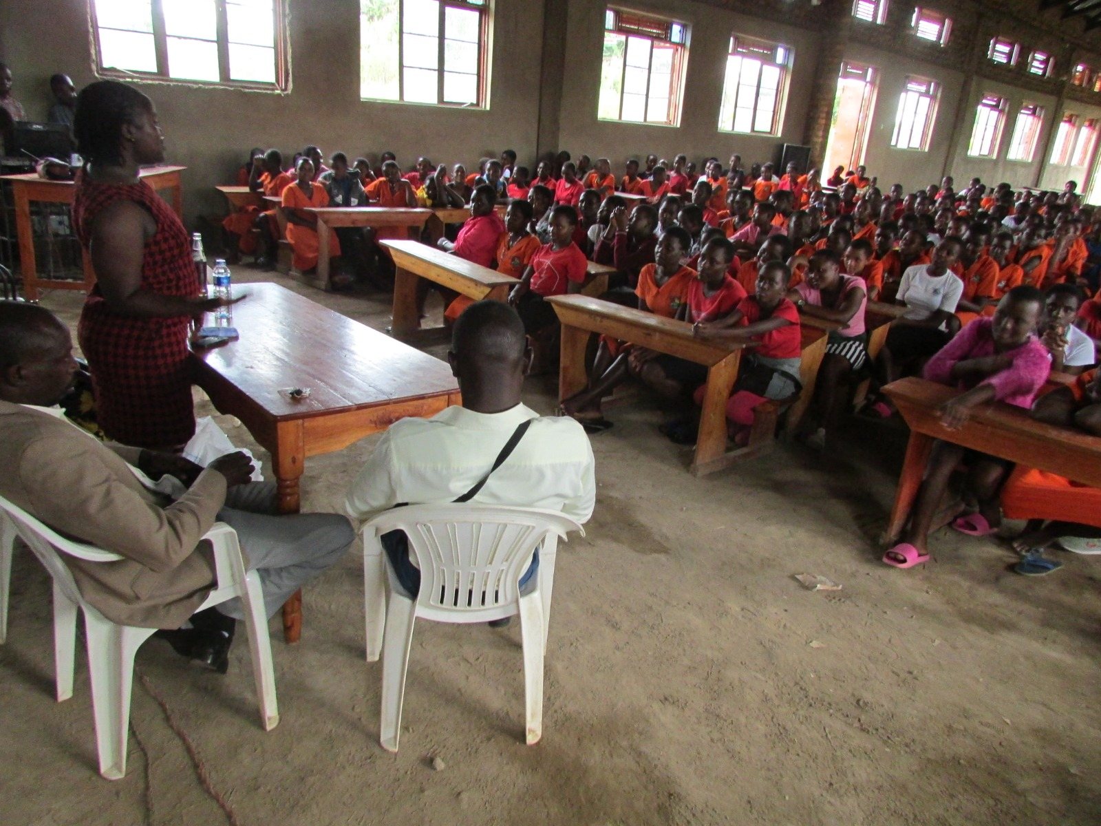 A presenter addressing a large audience during a dissemination session